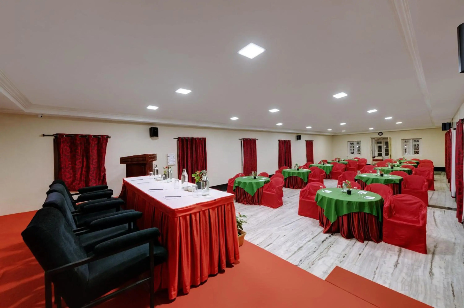 OYO Premium Golf Club Road