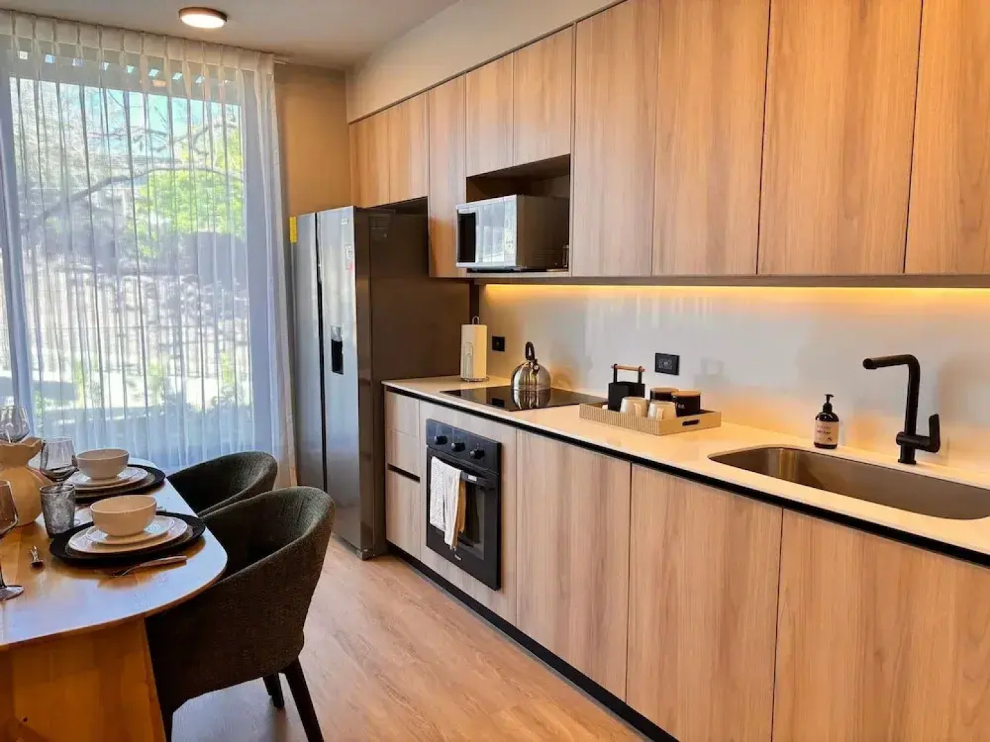 BEE Suites San José - Santa Ana