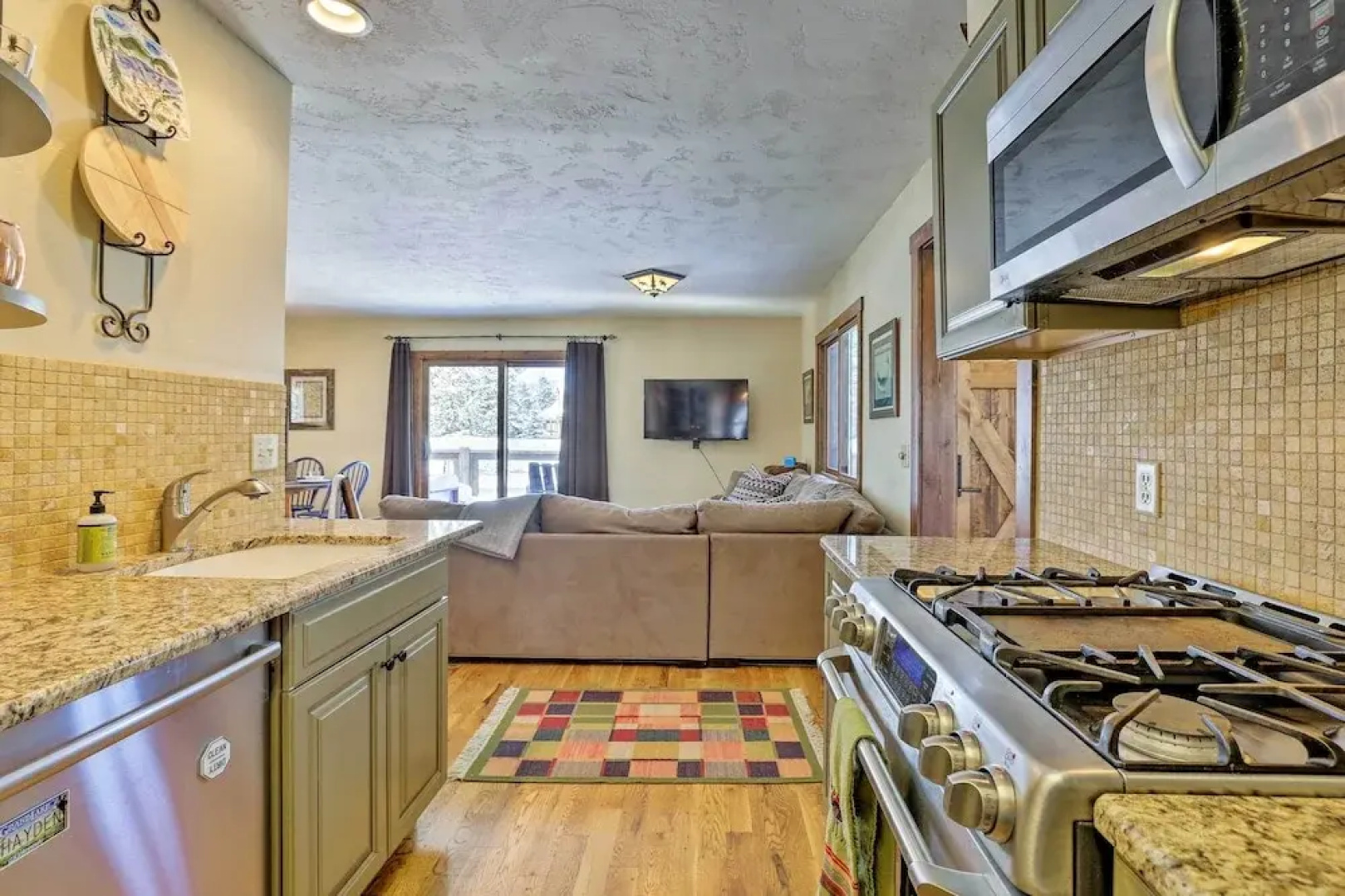 Spacious Grand Lake Cabin w/ Hot Tub & Deck