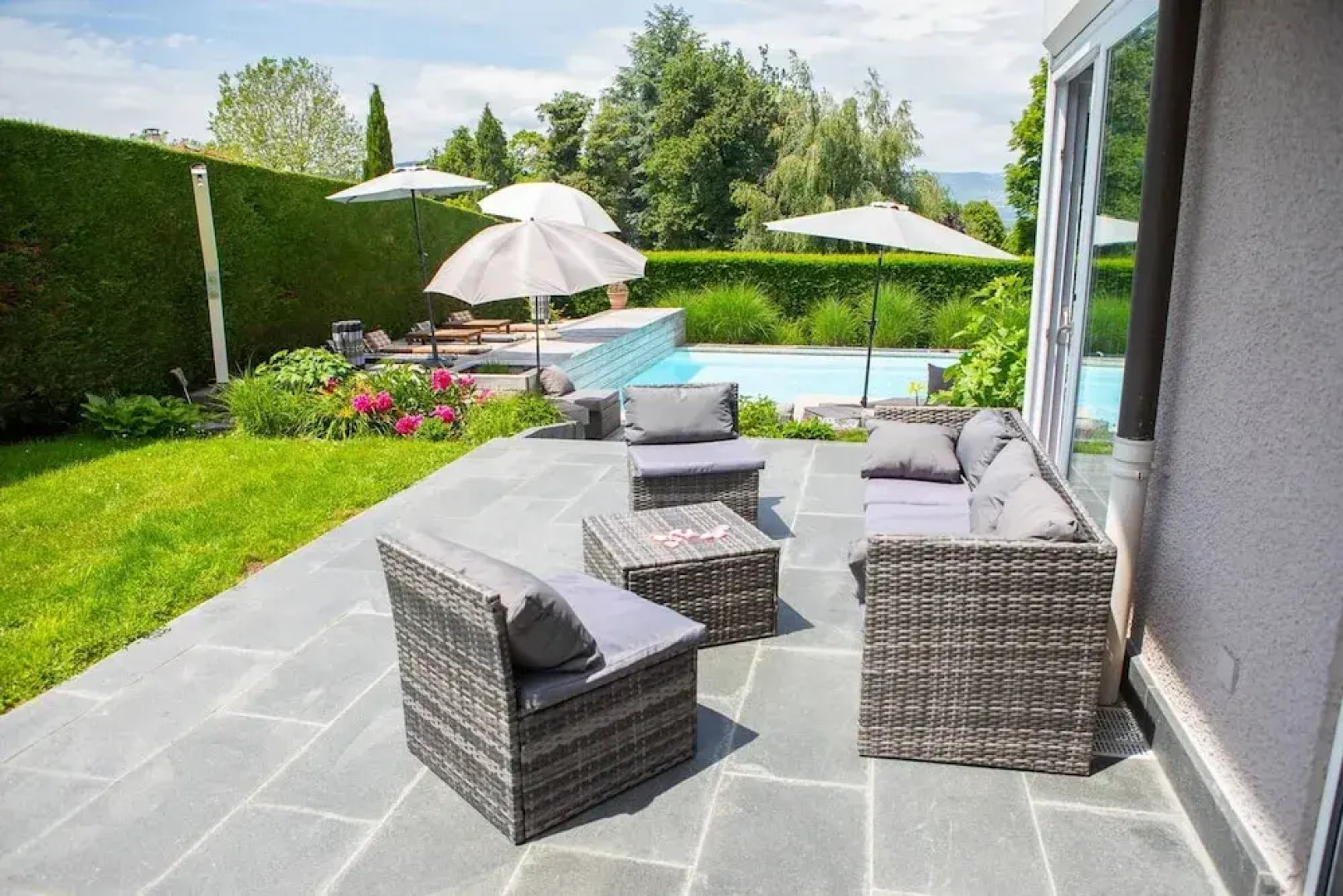 Villa au Bord du lac Avec Piscine Privee et Acces Direct au lac