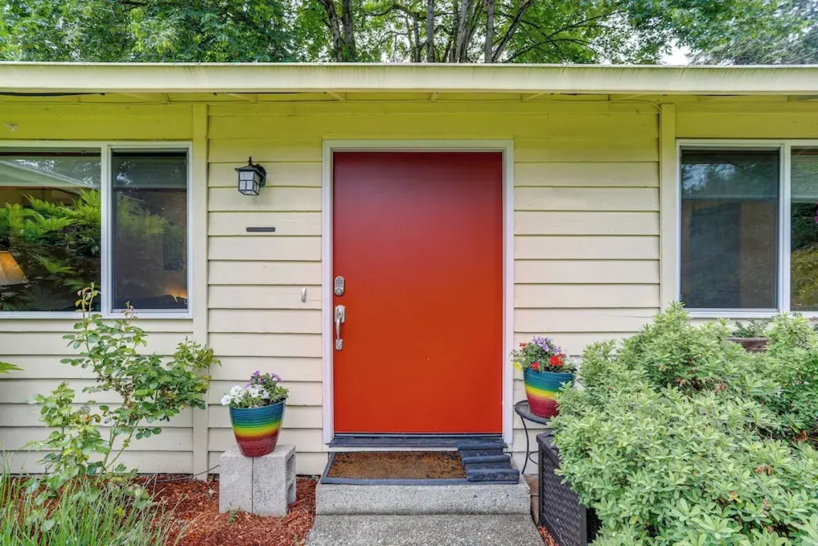 Pet-friendly Sammamish Home w/ Deck ~ 3 Mi to Lake