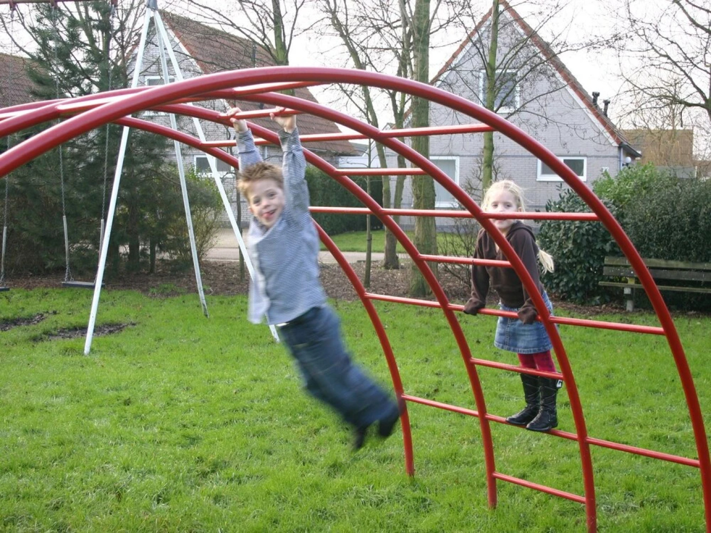 Detached bungalow with dishwasher, at the water