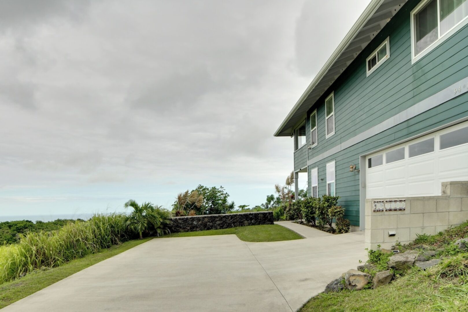 'the Aloha Green House' Retreat w/ Ocean Views!