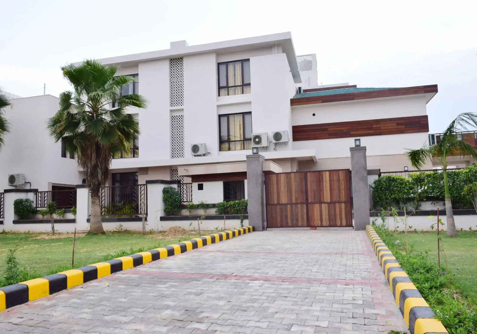 When In Gurgaon - Service Apartments Next to Artemis Hospital
