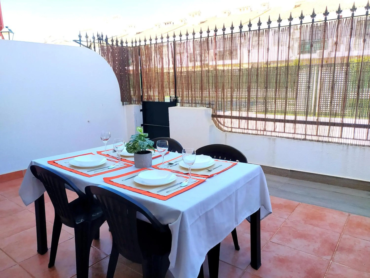 Gran adosado de esquina muy cerca de la playa en la Antilla