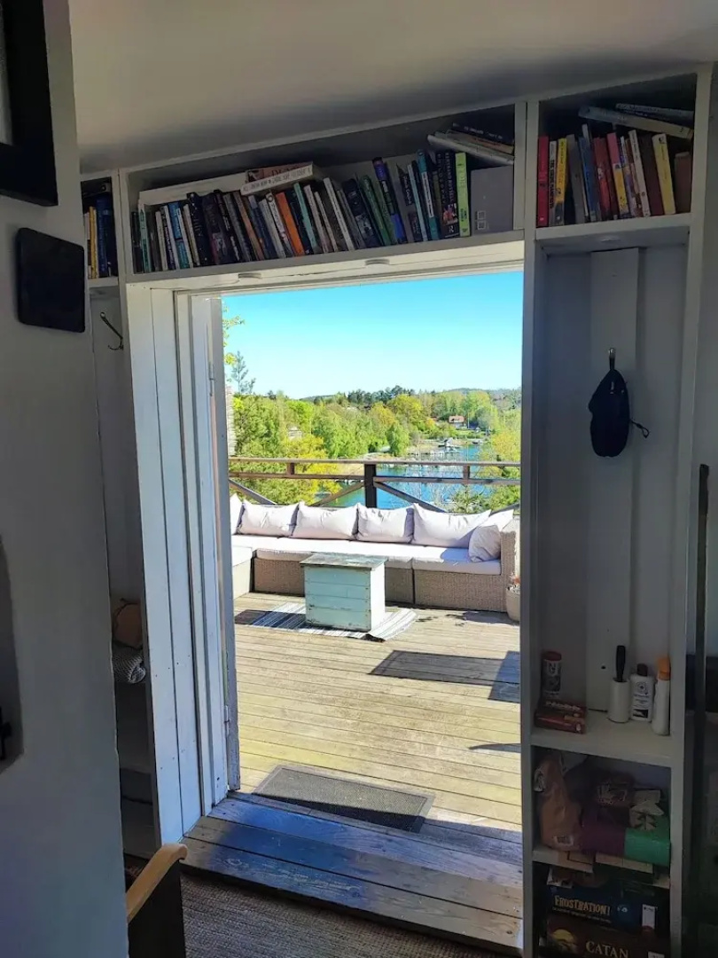 Sea-view Cottage High up in the Trees