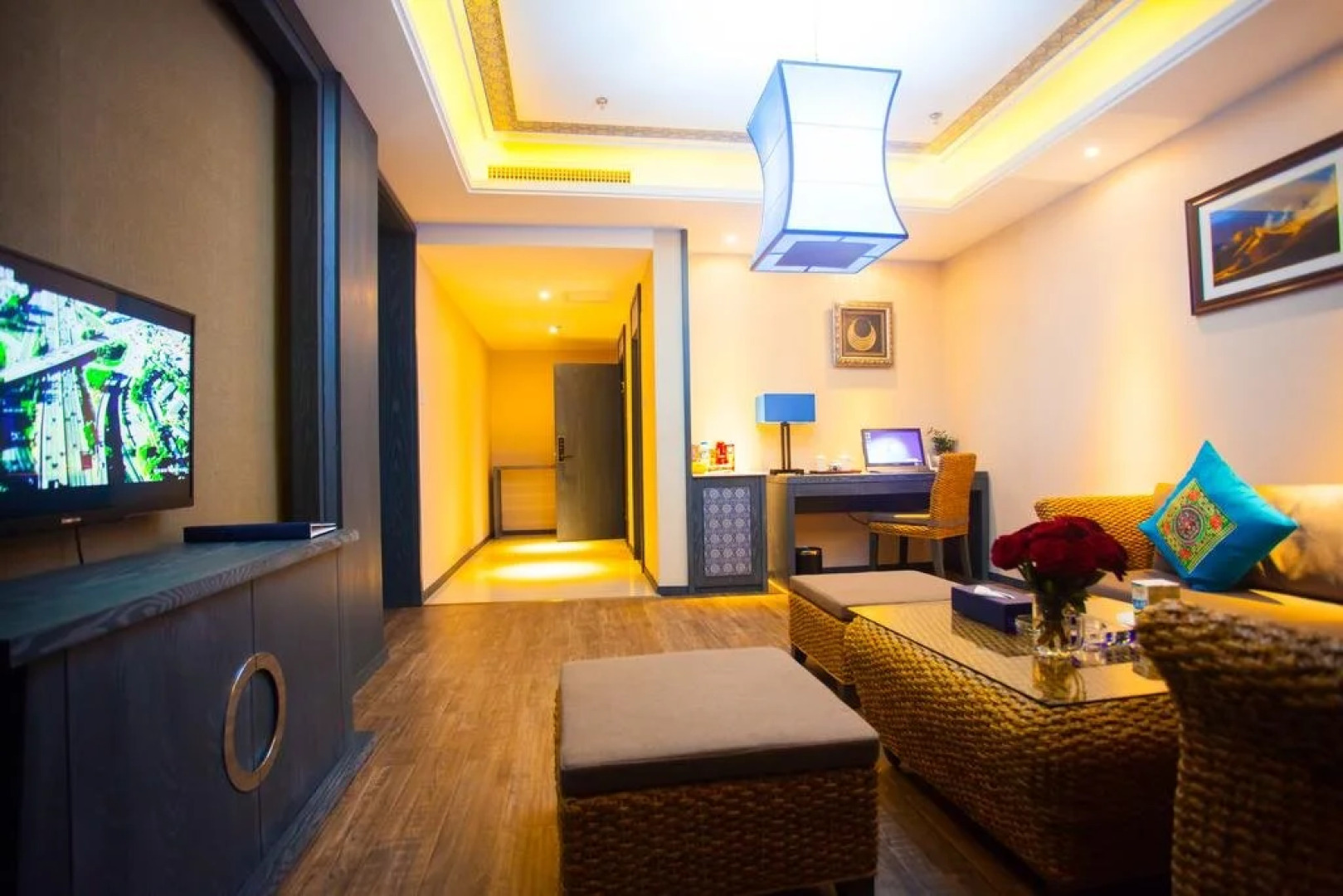 Luoping Rongting Holiday Hotel