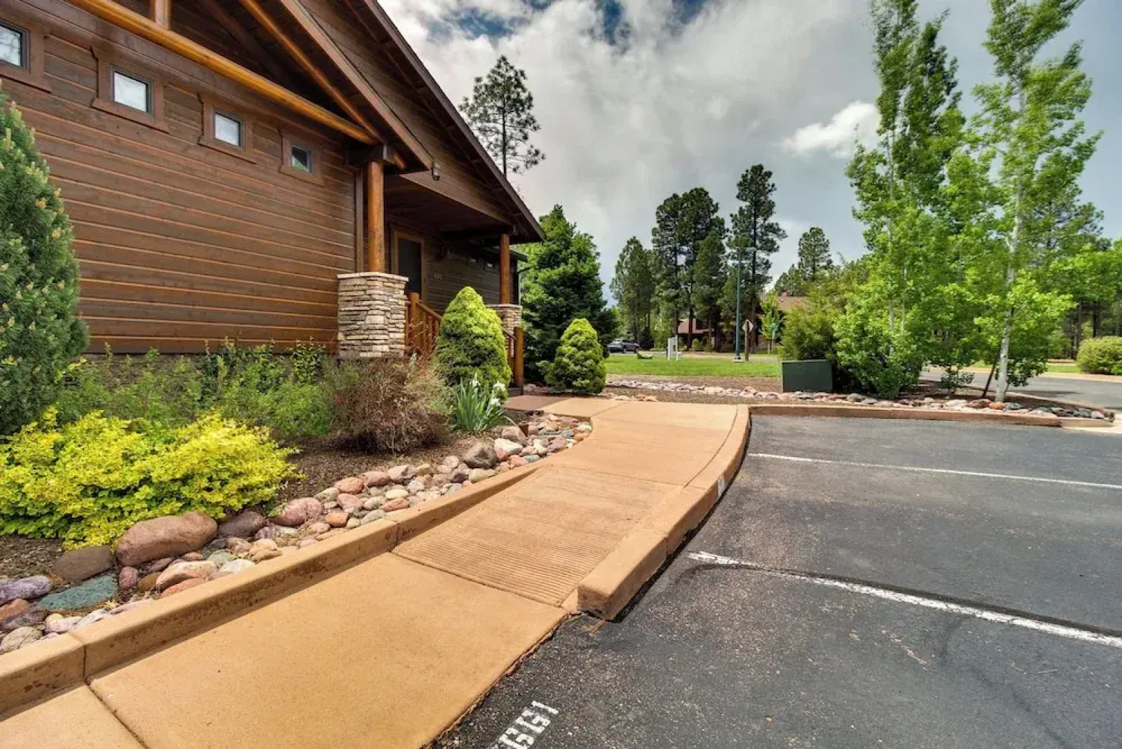 Fireside Comfort & Family Fun: Wooded Show Low Gem