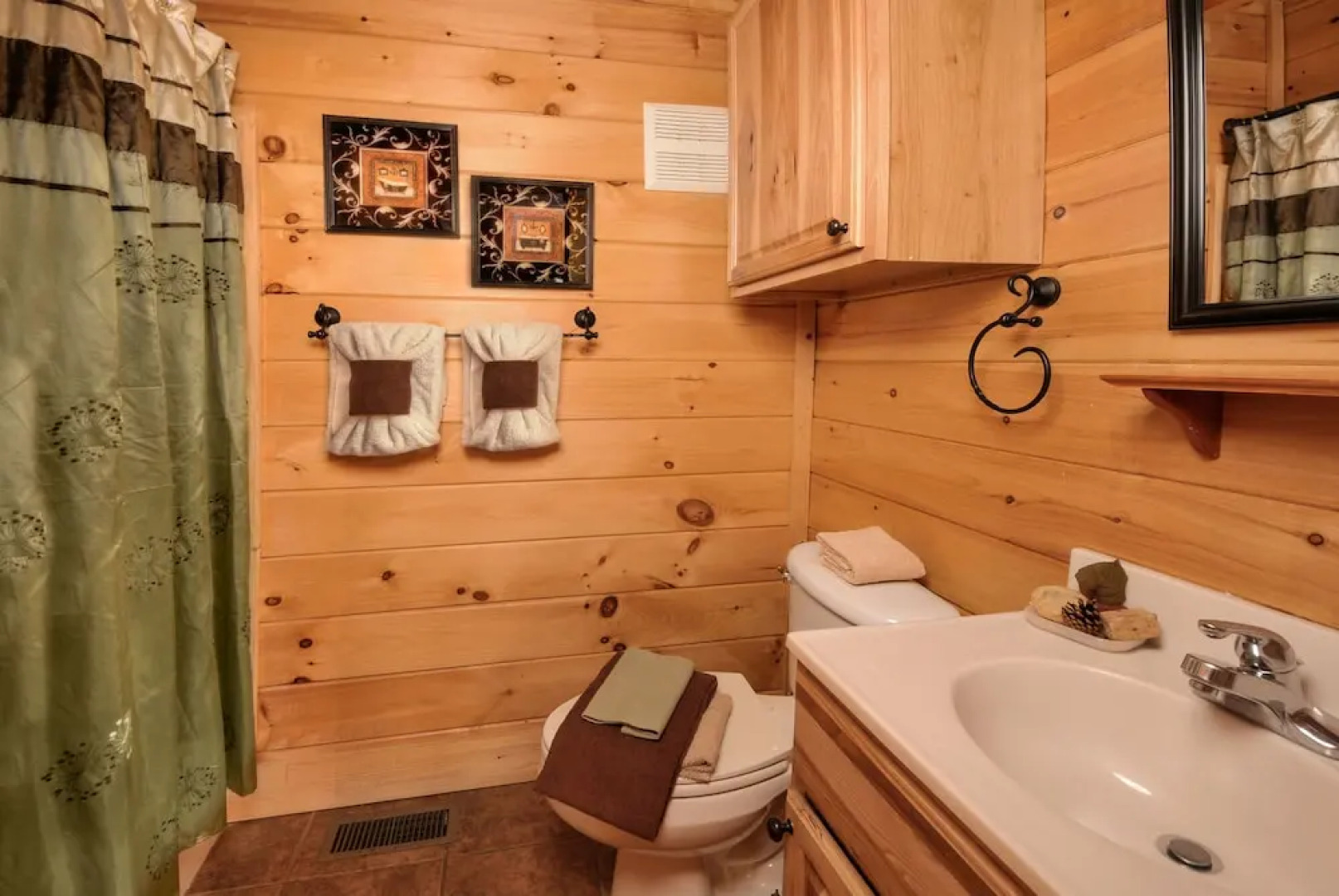 Enchanted Forest - 2 Br cabin by RedAwning