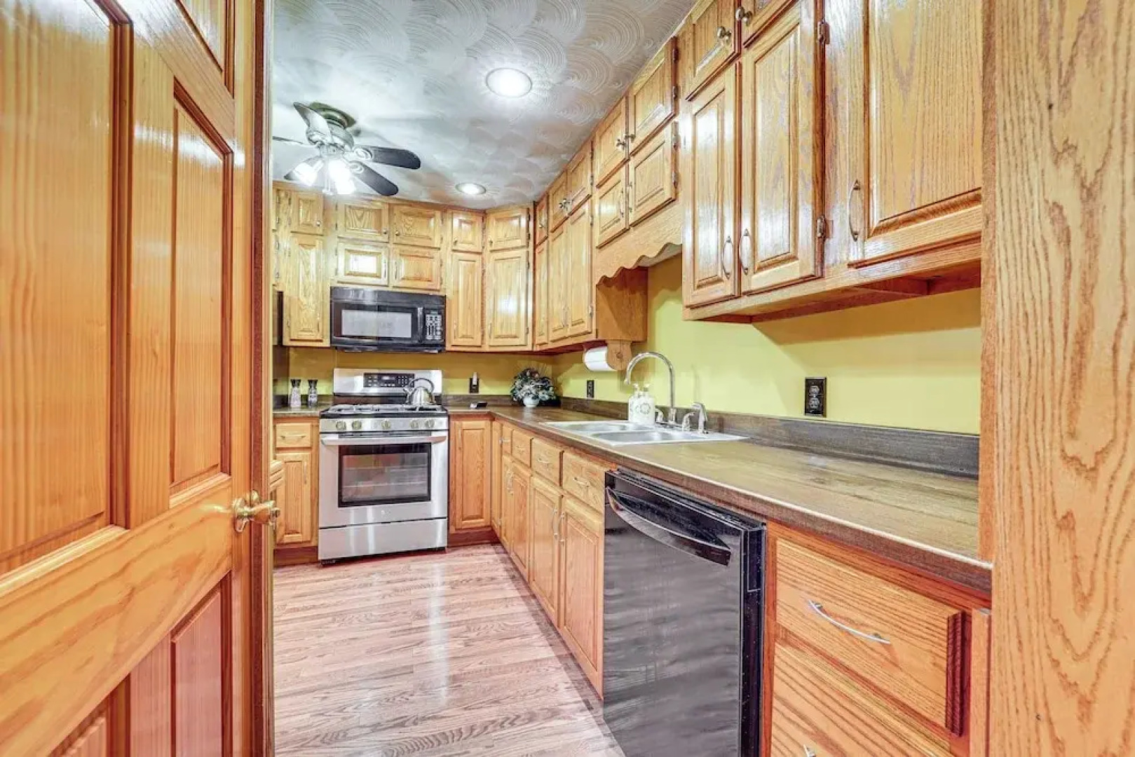 Grill, Dine & Relax Outside: Home in Tyrone!