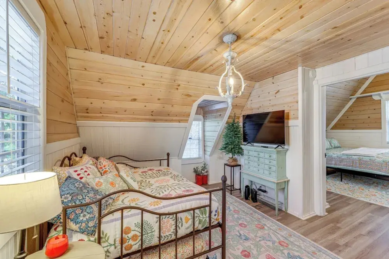 Walkable 'green Gables Cottage' in Lake Arrowhead