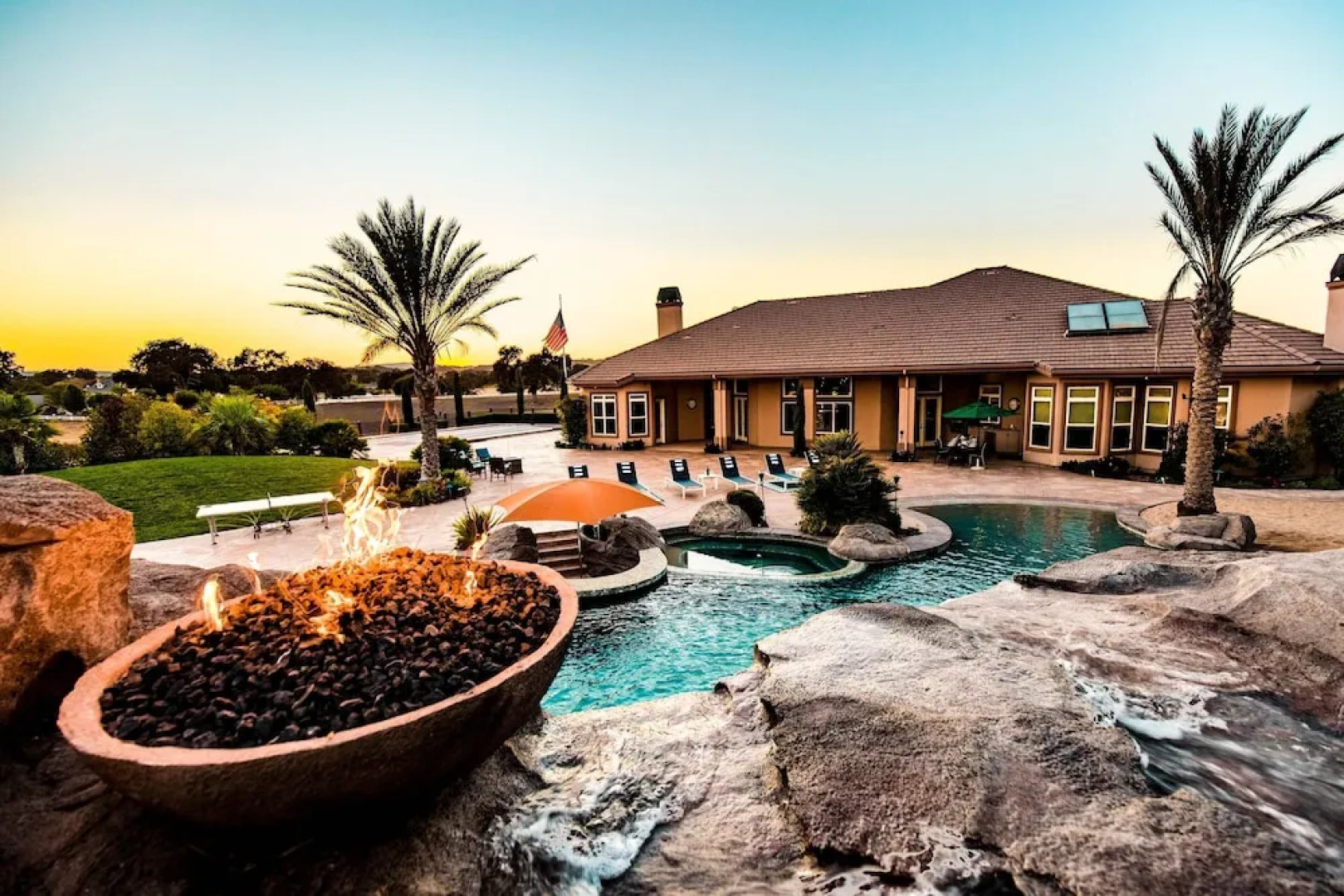 Mermaid by Avantstay Private Estate w/ Pool, Volleyball & Arcade!