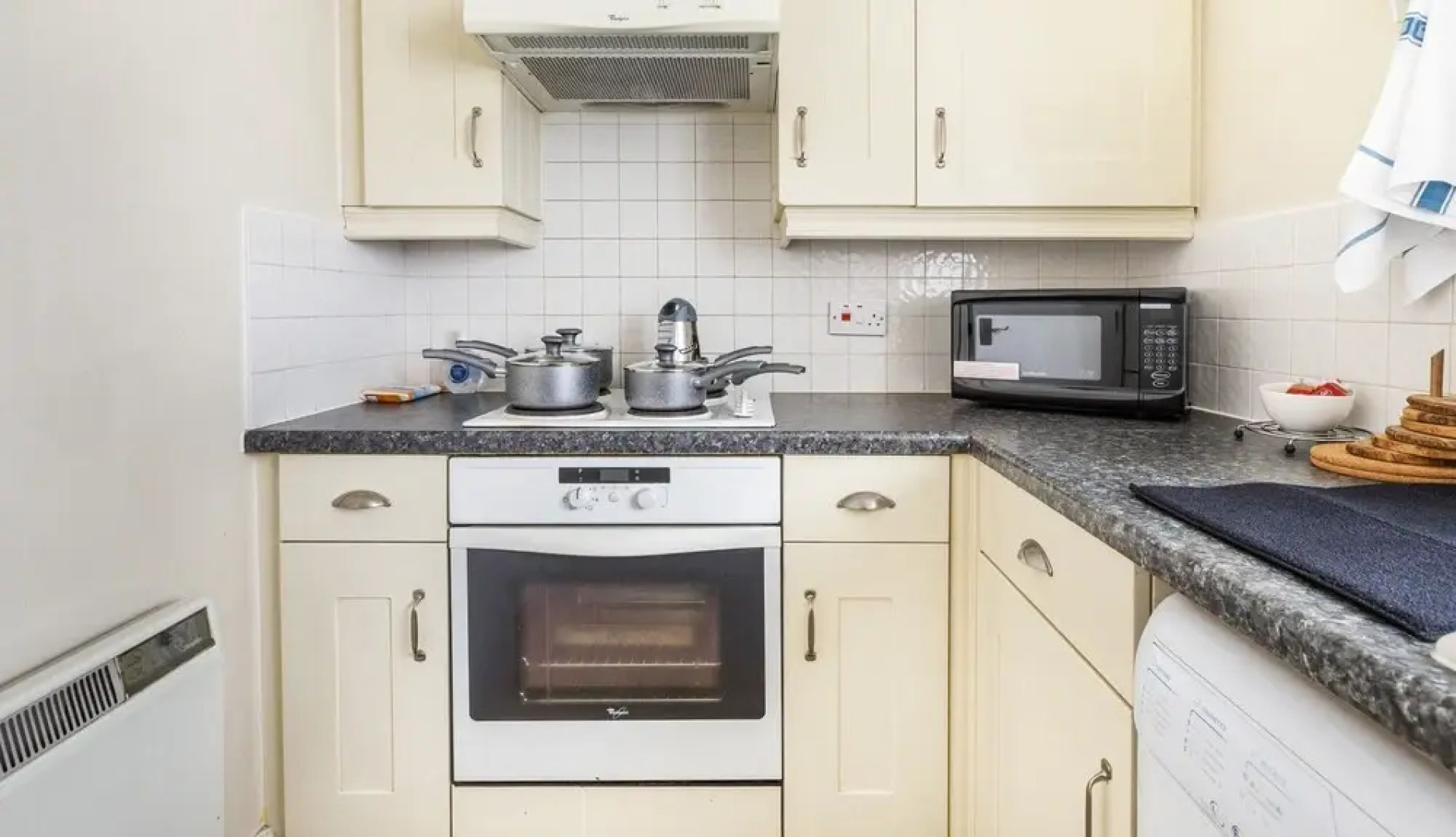 2 Bed Apartment Sleeps 5 - Free Parking, Balcony