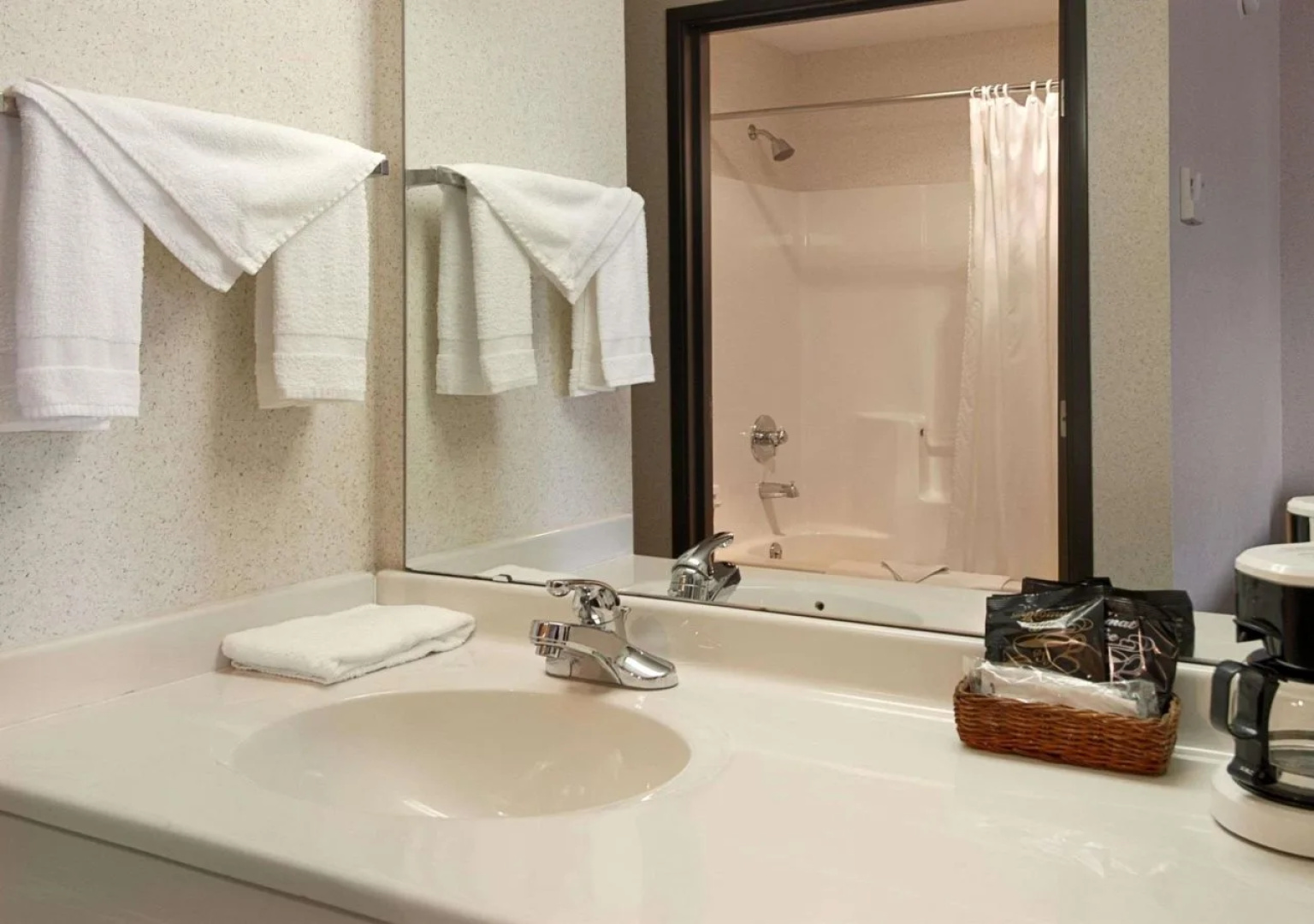LakeWood Inn & Suites