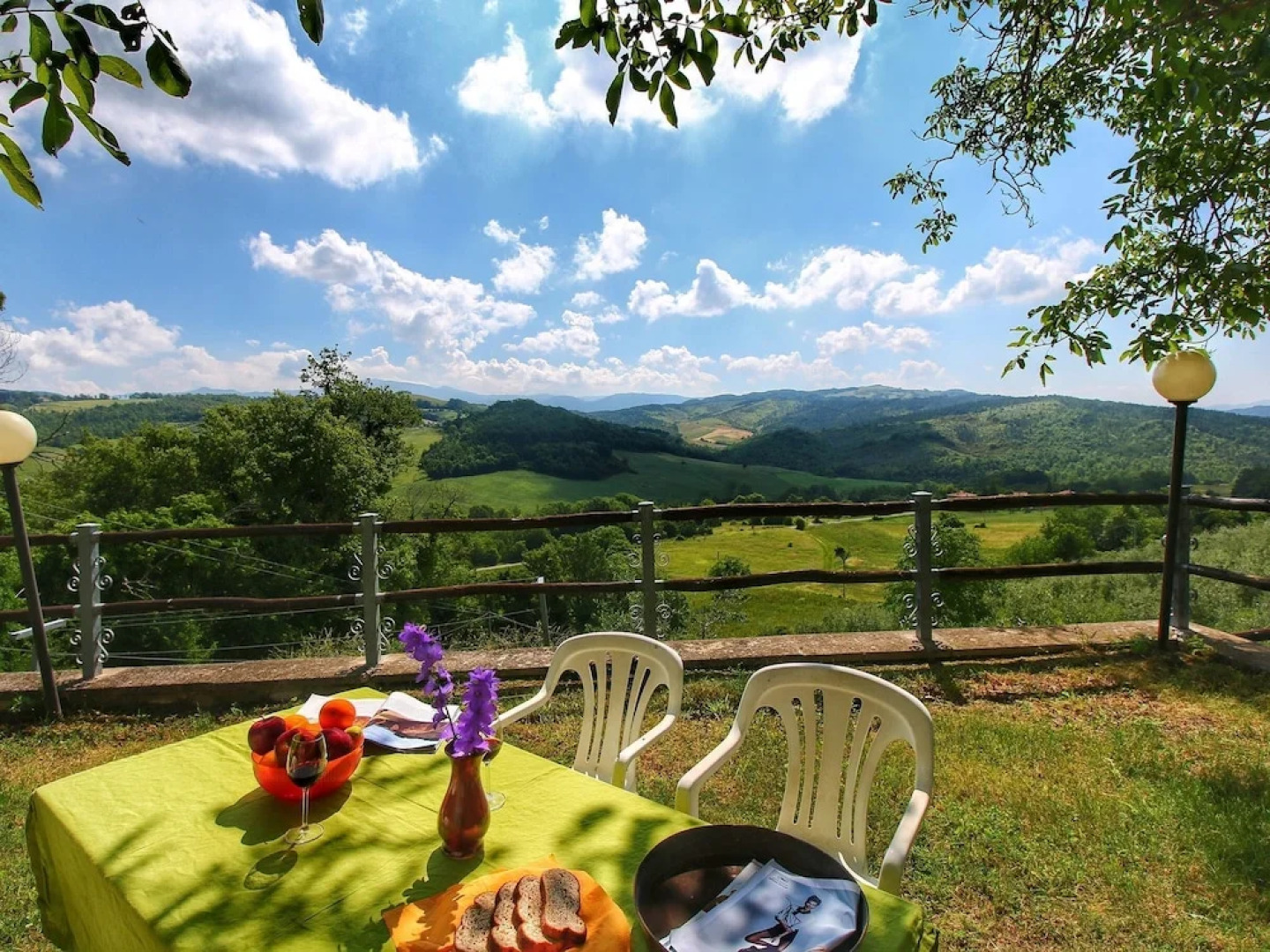 Rustic Apartment in Caprese Michelangelo near Lake