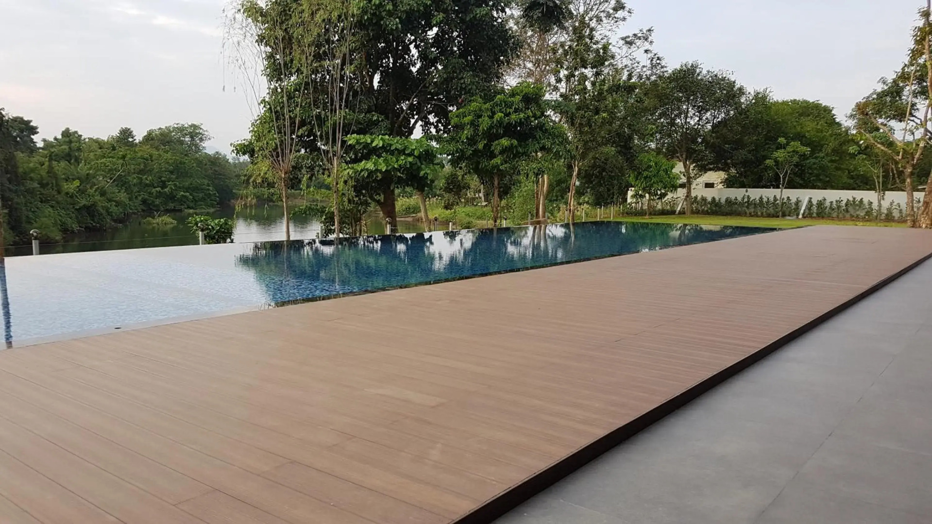 Riverawan Hotel (SHA Plus+)