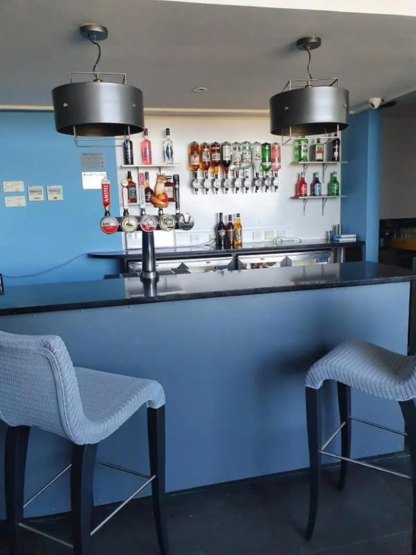 Admiralty Hotel & Restaurant