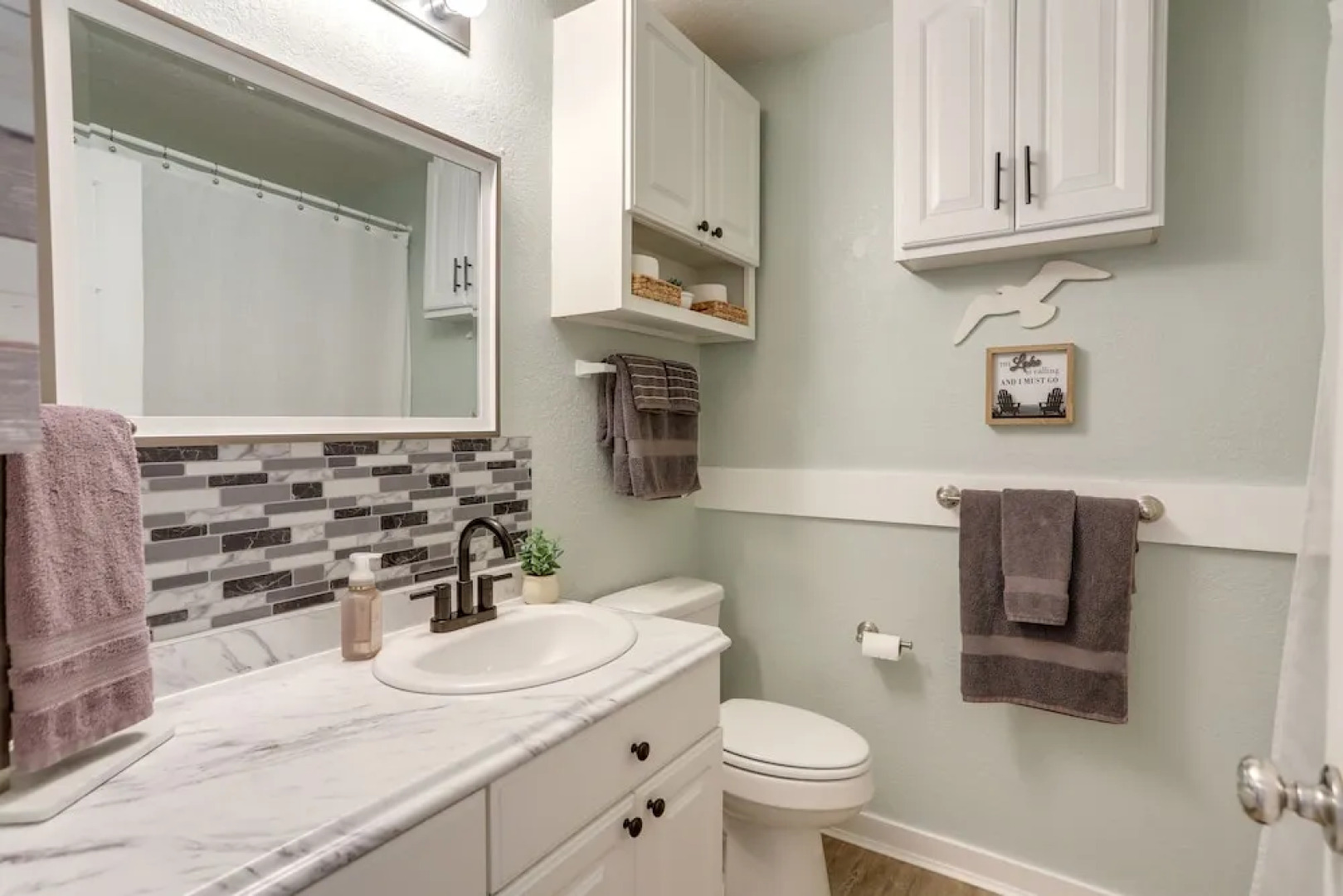 Charming Condo on Lake Erie w/ Community Pool