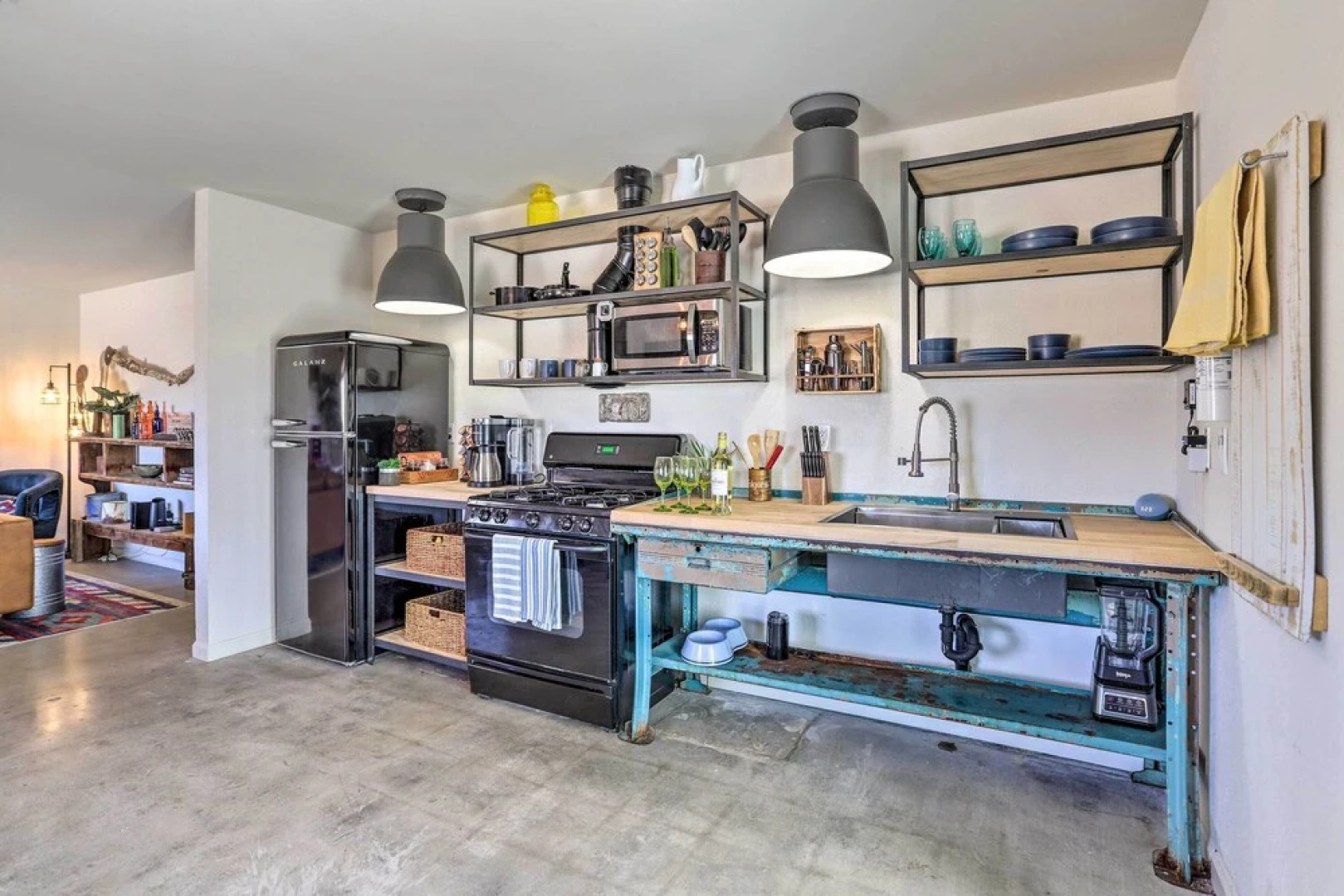 Indie-eclectic Desert Home w/ Hot Tub + Patio