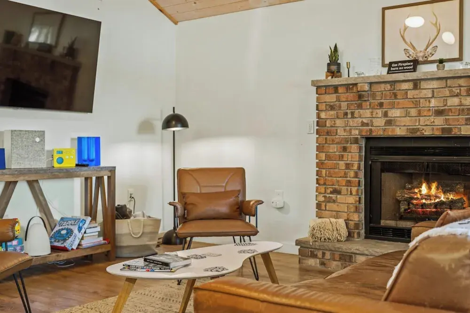 Lake Daze by Avantstay Lakefront w/ Modern Interior, Enclosed Porch & Hot Tub