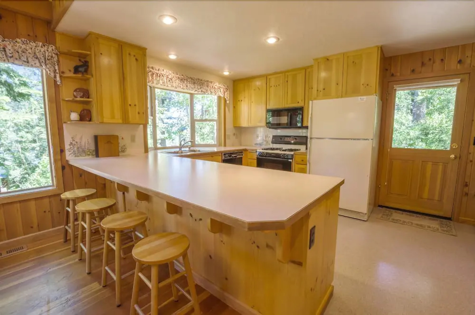 Eagles`s Eyrie 5 Bedrooms 2.5 Bathrooms Home