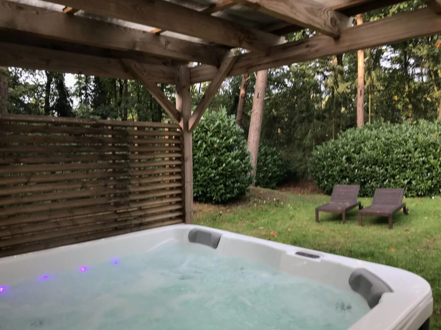 Detached villa with enclosed wooded garden with lawn and bubble bath