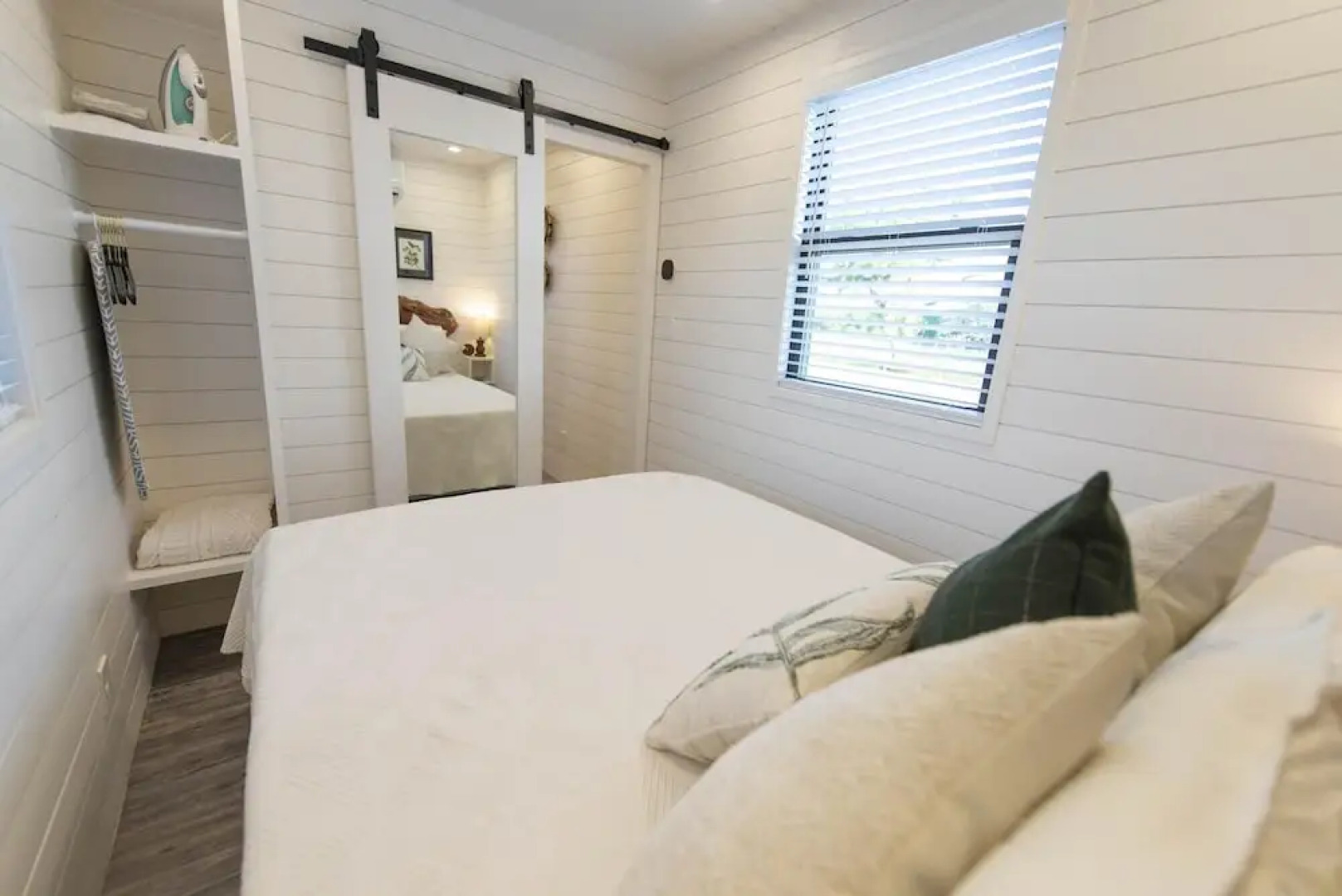 The Woods- Container Tiny House 12 min to Magnolia Baylor Downtown