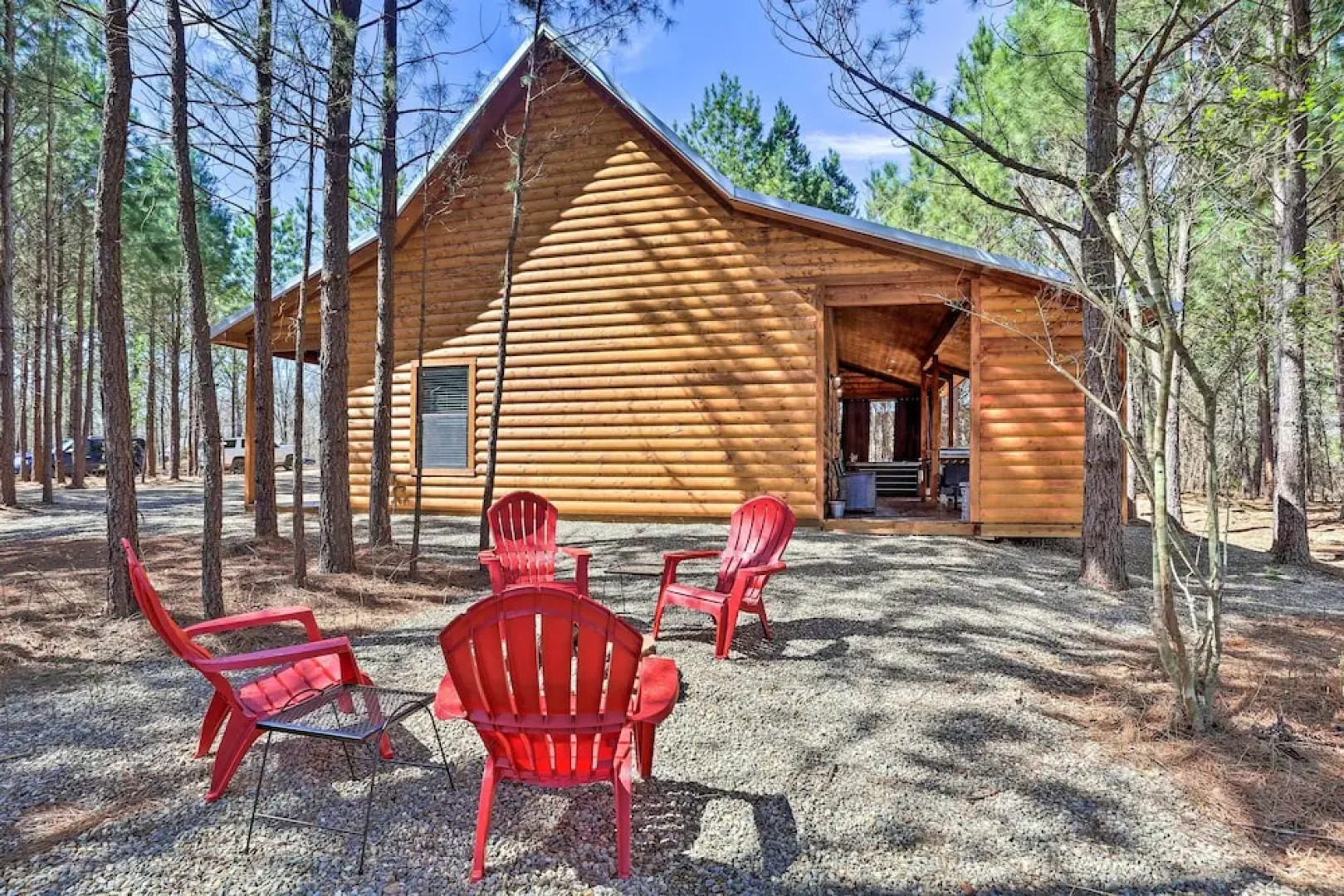 'the Breeze' - Broken Bow Cabin w/ Hot Tub & Deck!