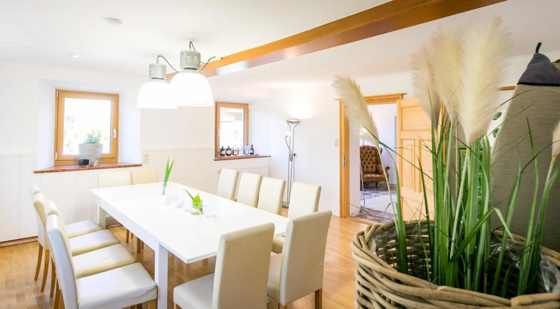 Chalet Green Pastures, romantic country side farm with pool near Salzburg