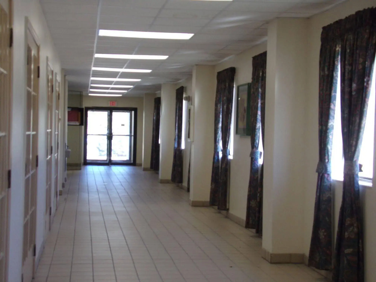 Econo Lodge Inn & Suites