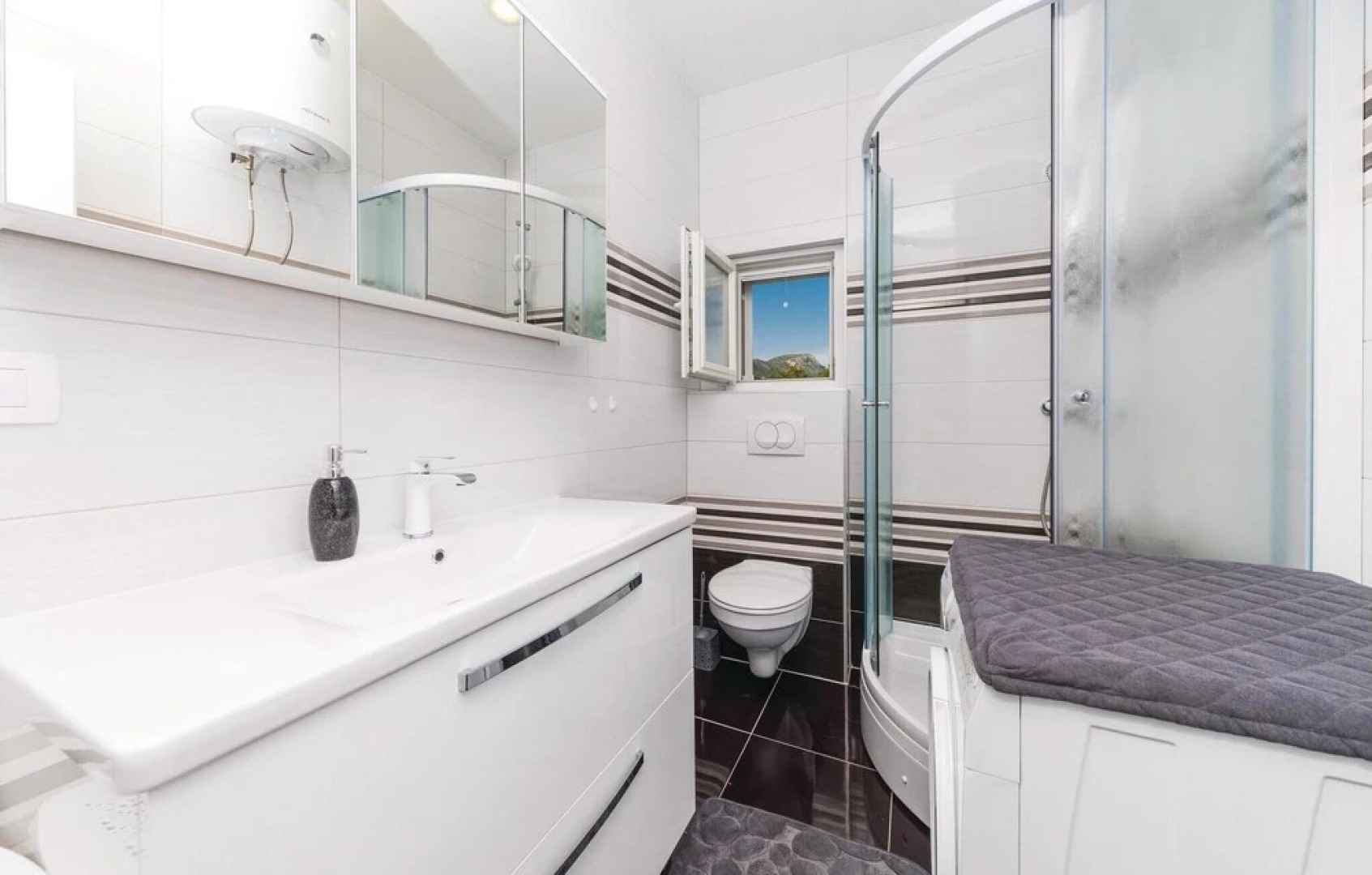 Beautiful Apartment in Kastel Stari With 4 Bedrooms, Wifi and Outdoor Swimming Pool