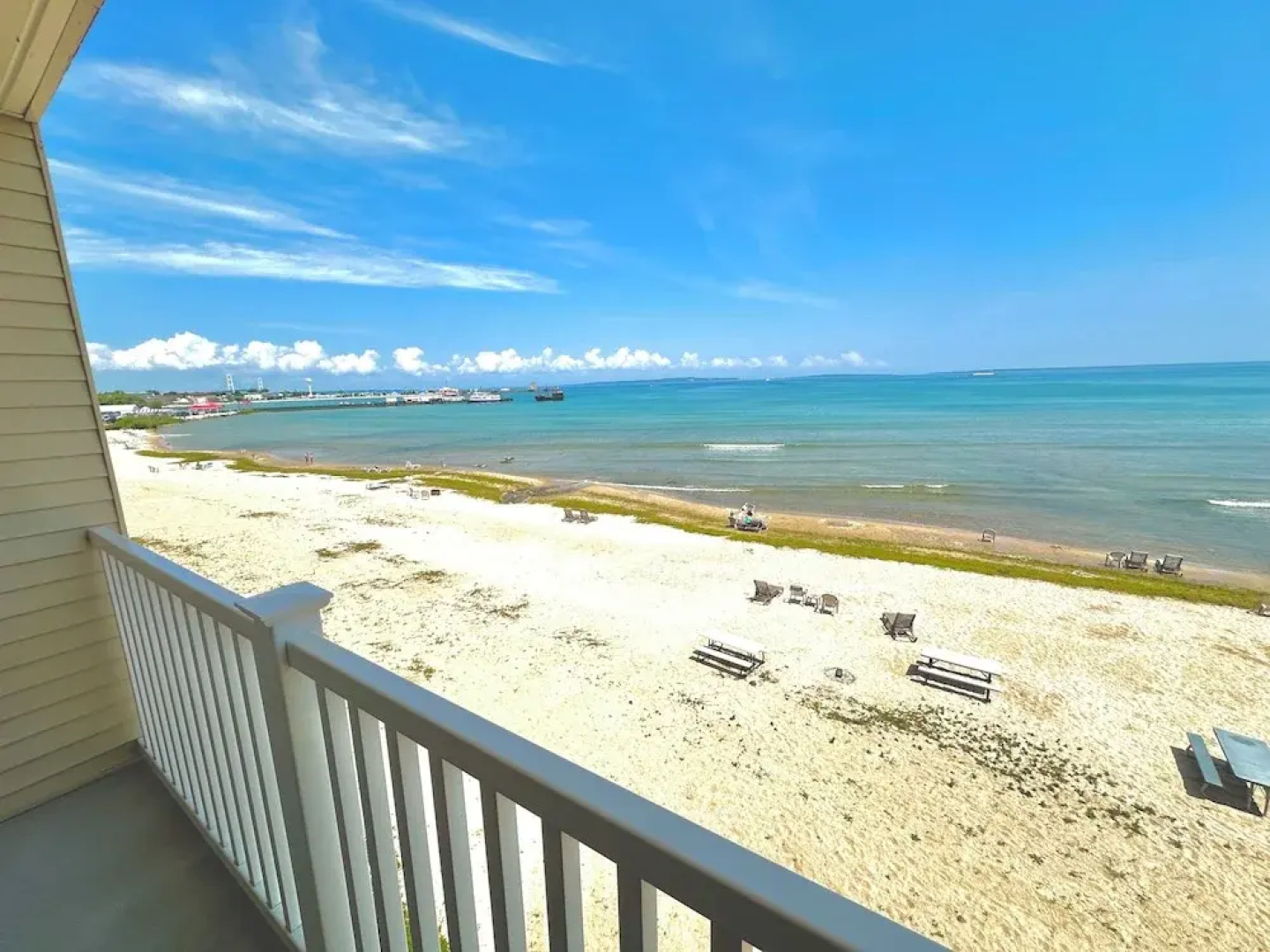 Mackinaw Beach & Bay Inn & Suites