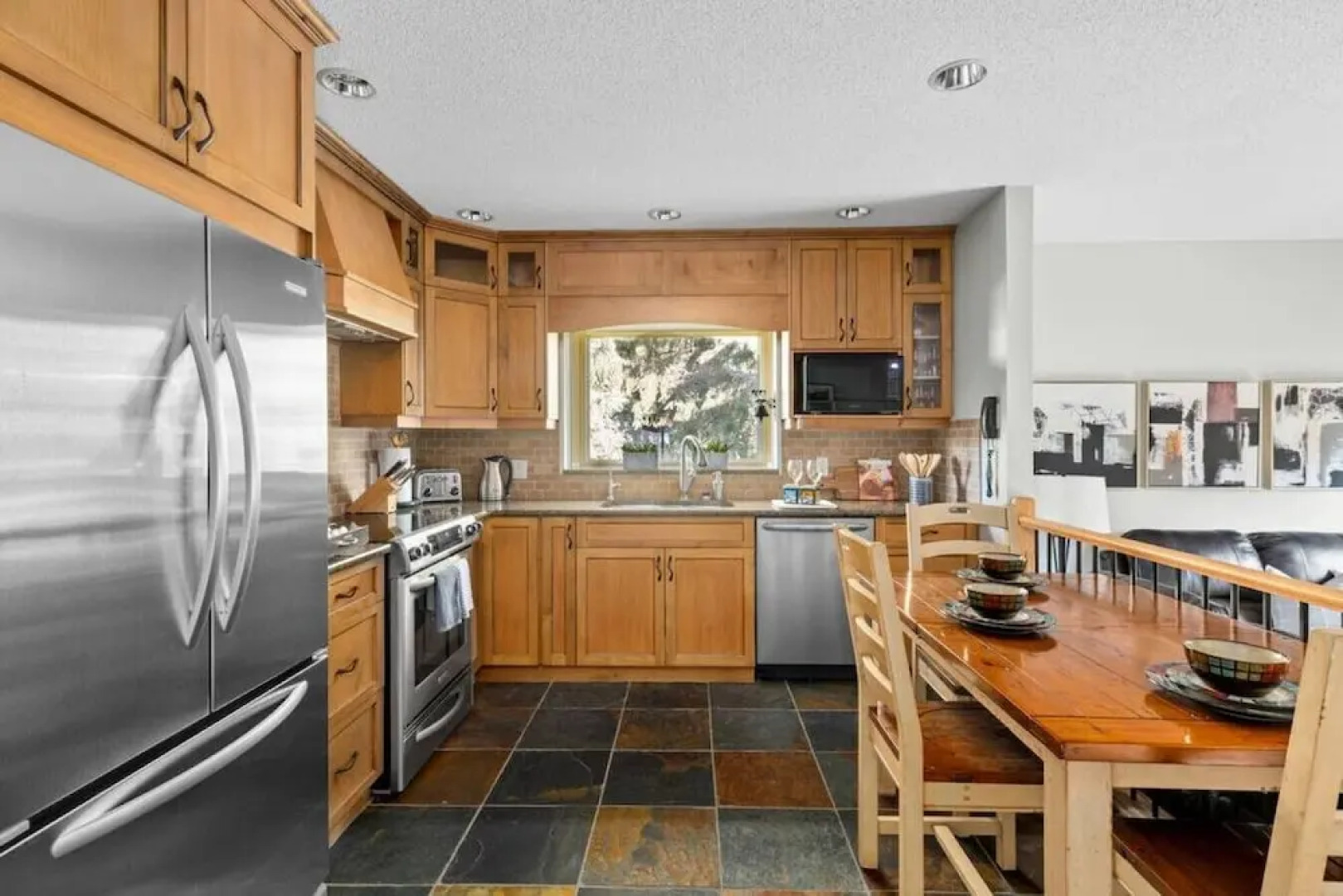 SPACIOUS 3,000 sq2 Luxury Home | PRIVATE Pool & Hot Tub | STEPS to Kinsmen Beach