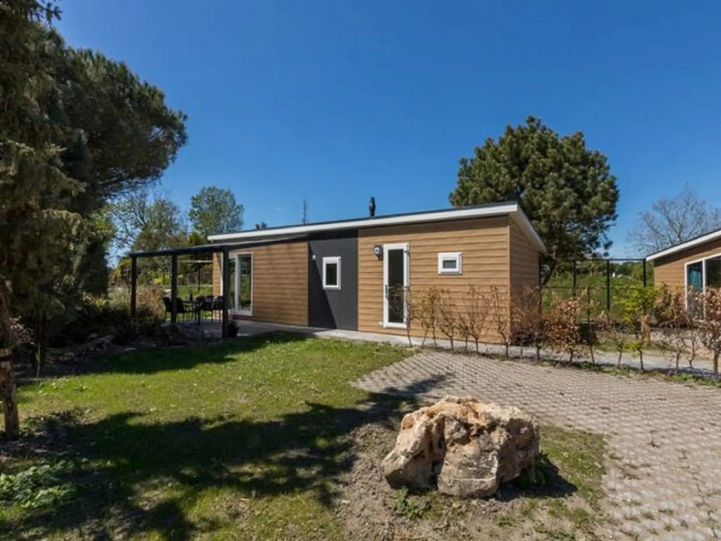 Chalet in Vrouwenpolder Near Banjaard Beach