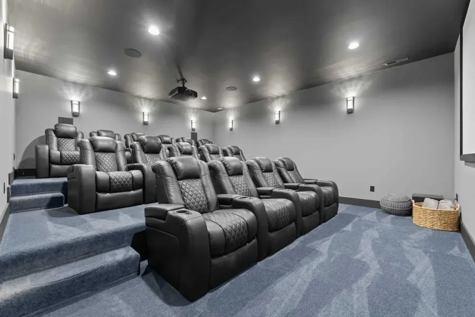 Black Bear & Blue Heron by Avantstay 2 Lakefront Homes, Sleeps 43 Pool, Dock, Theater