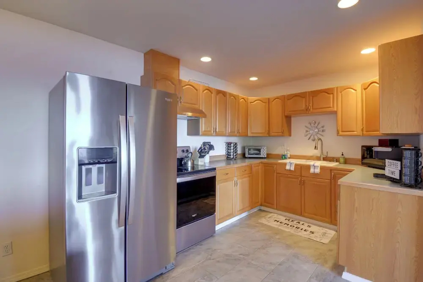 Waterfront PNW Escape w/ Deck & Beach Access!