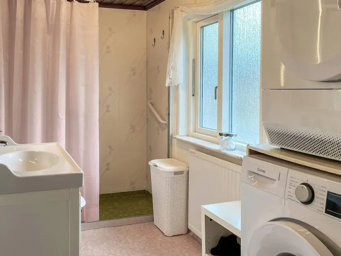 Serene Lakehouse With Rowing Boat