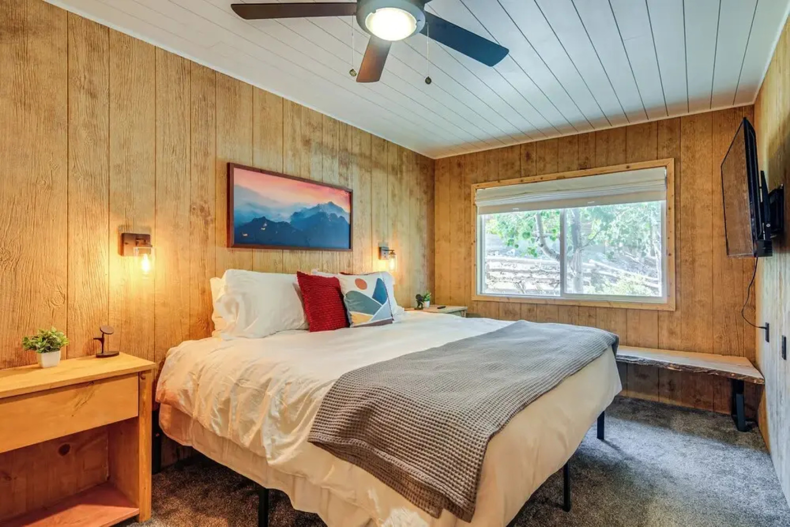 Inviting Utah Cabin w/ Spacious Deck + Fireplace!