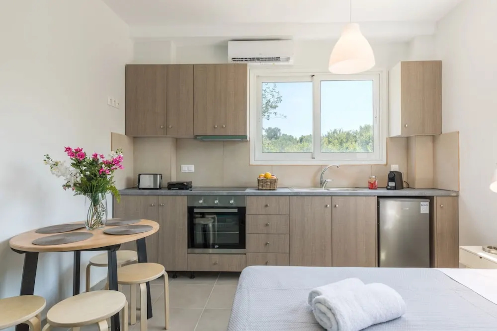 Local Hostel & Suites