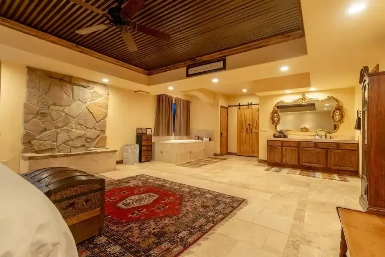 14 Guests 5BR 2BA Game room and Living