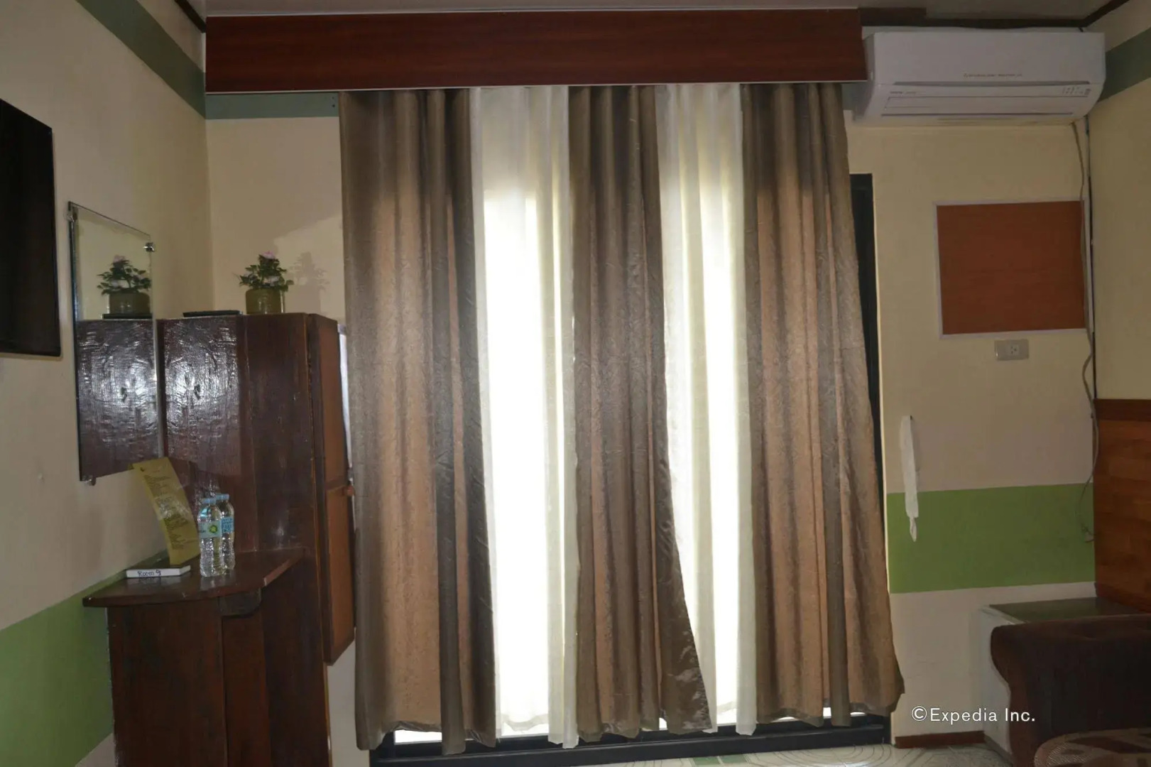 Four Seasons Seaview Hotel