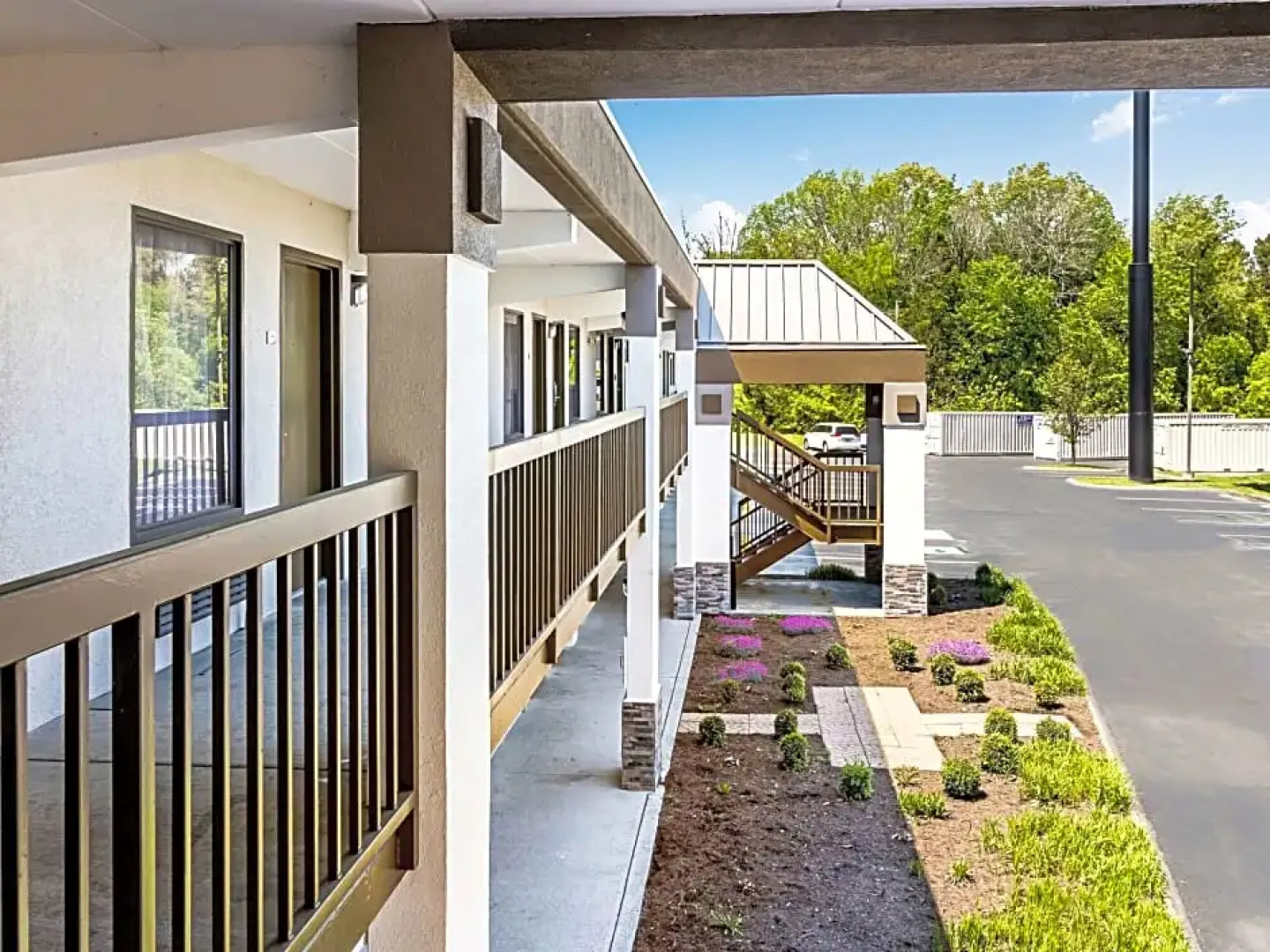 Farragut Inn & Suites