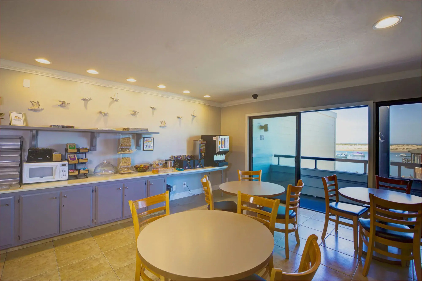 456 Embarcadero Inn & Suites