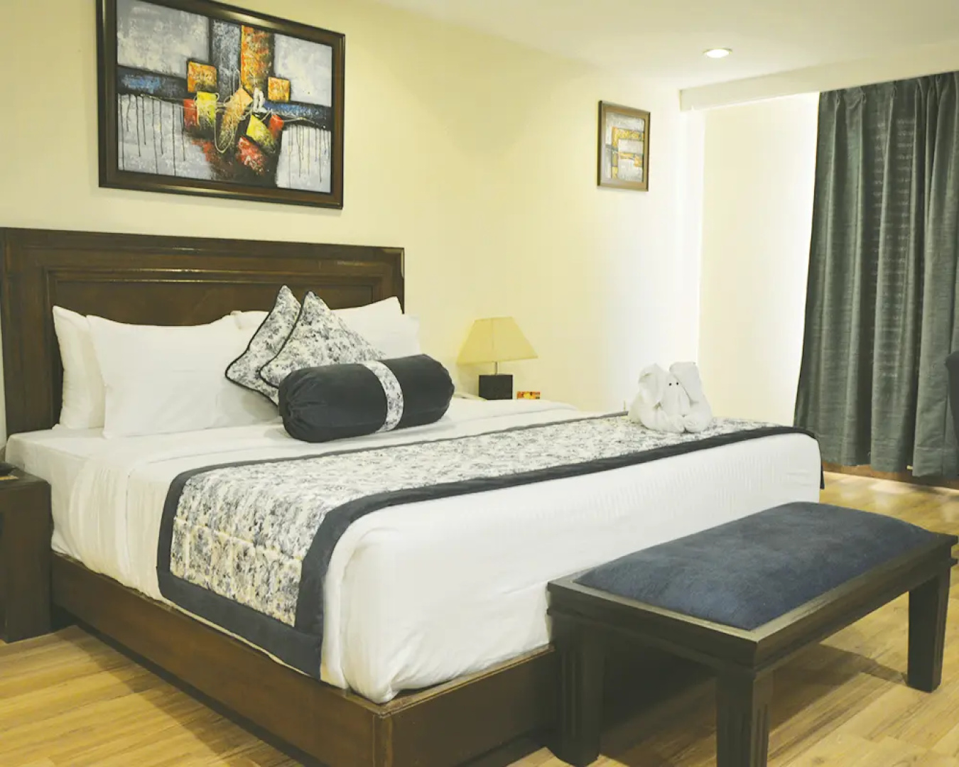 V One Hotel The competent Palace