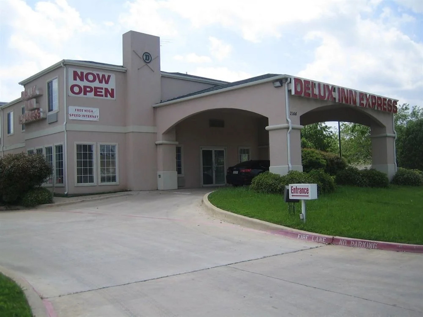 Delux Inn Express and Suites