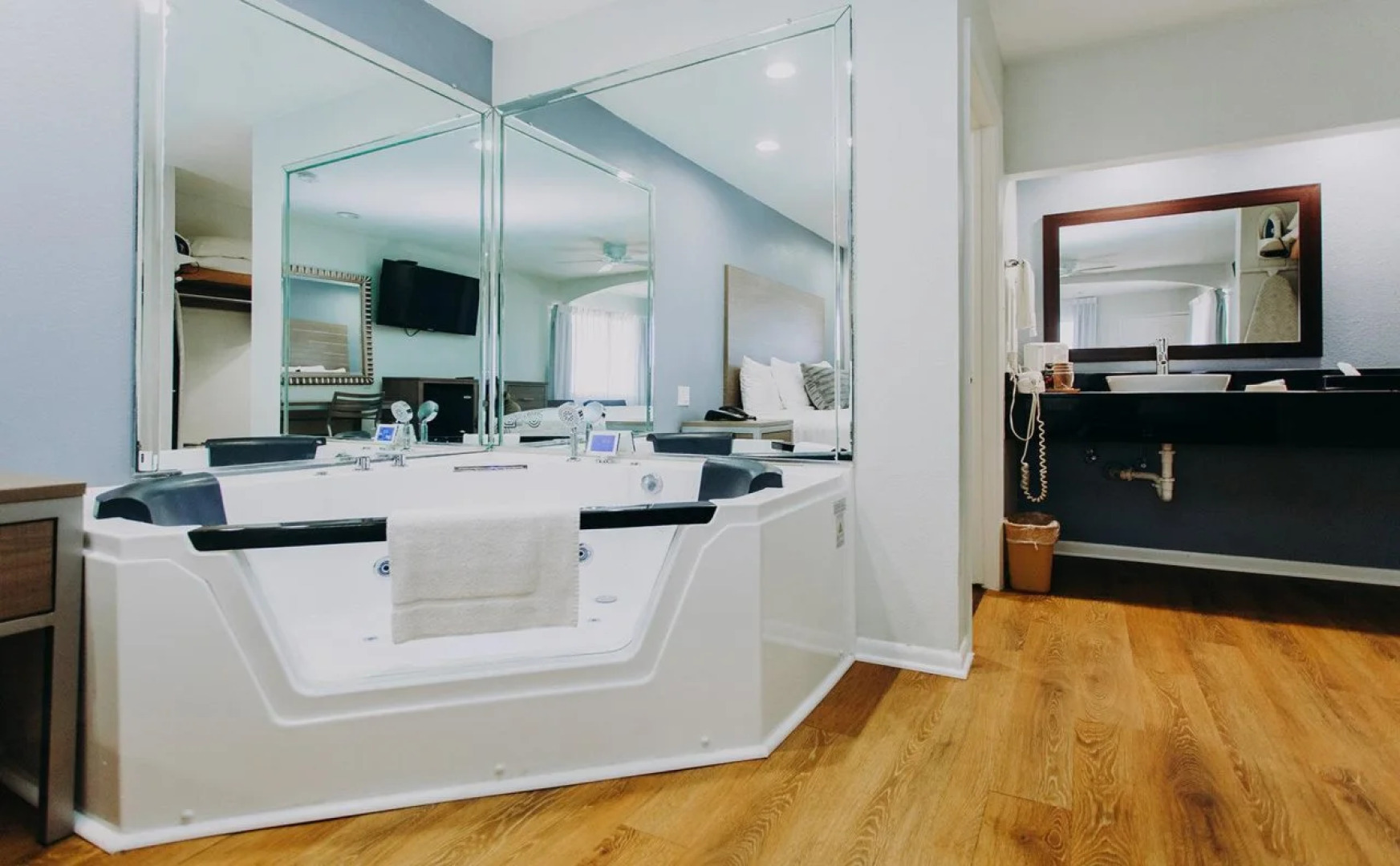 Scottish Inn & Suites - Kemah Boardwalk