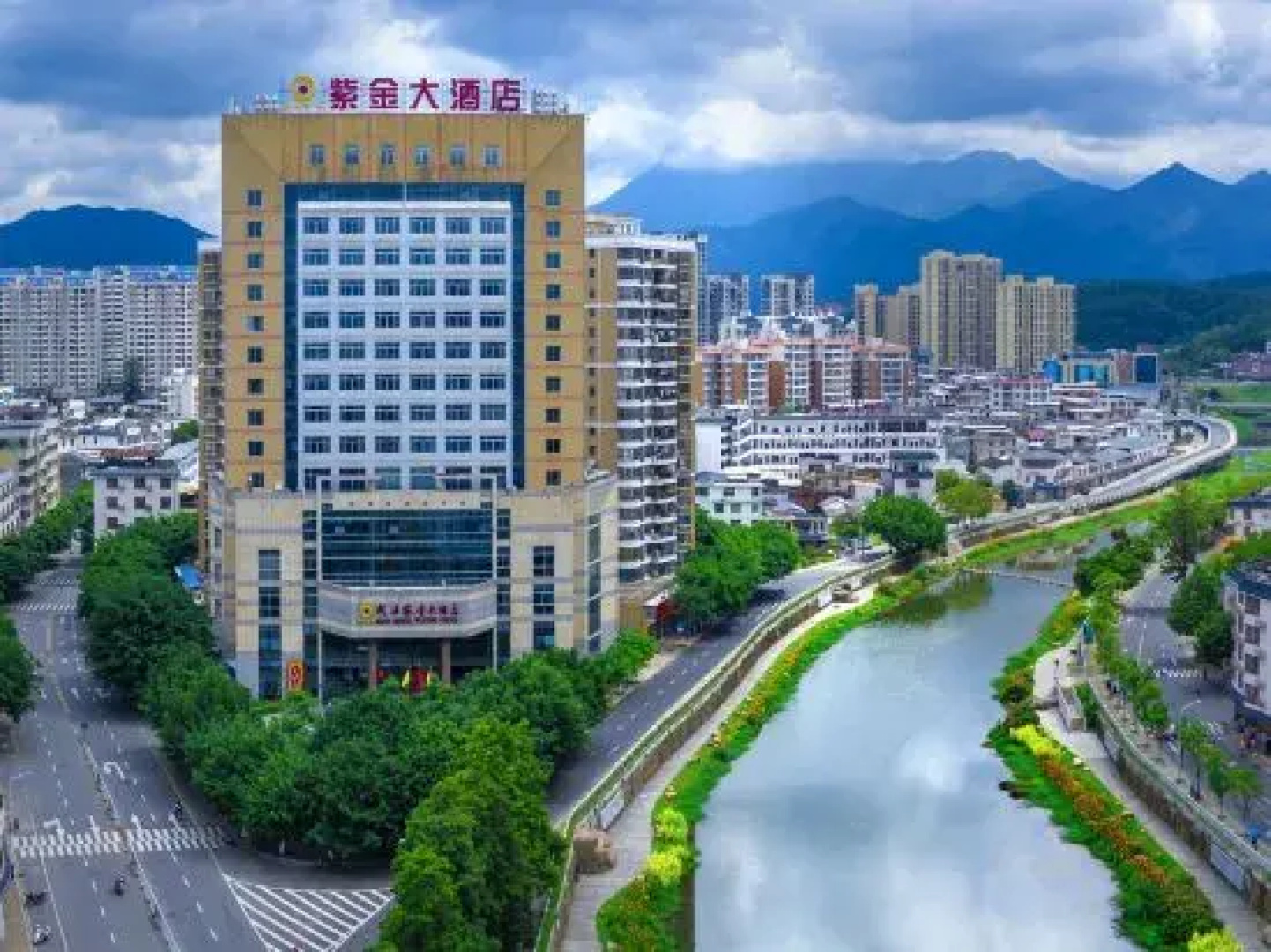 Longyan Wuping Zijin Hotel