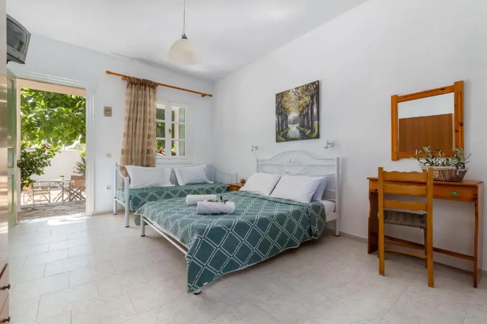 Smaragdi Rooms and Studios