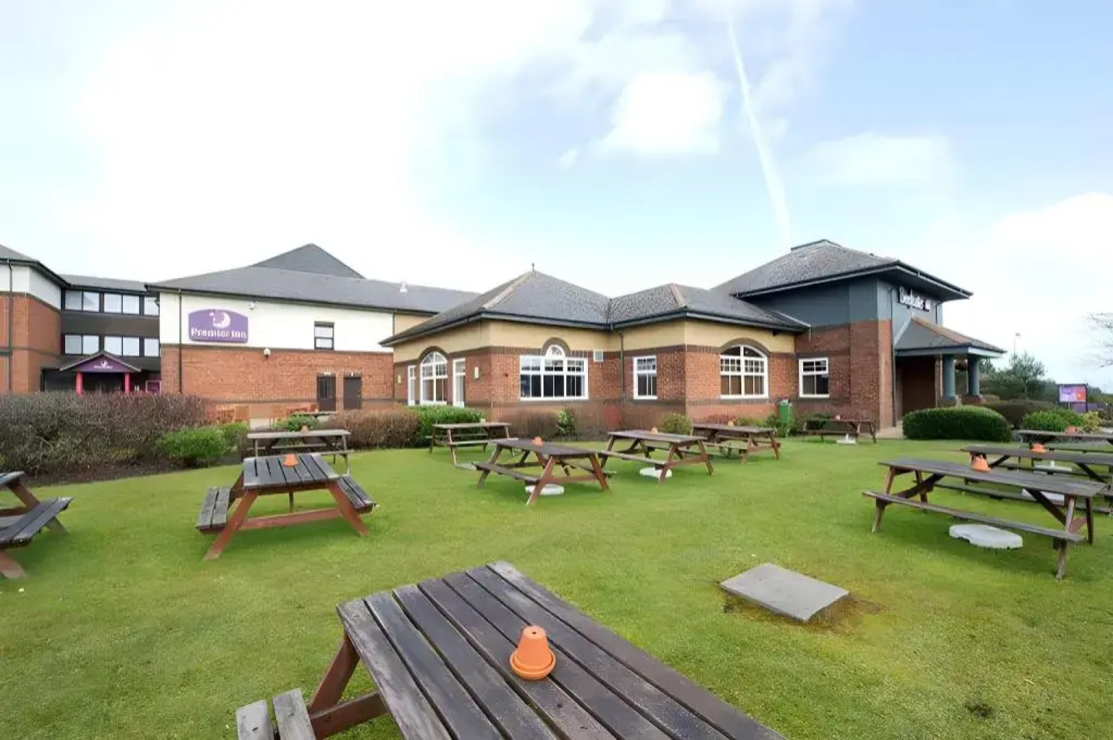 Premier Inn Livingston (M8/J3)