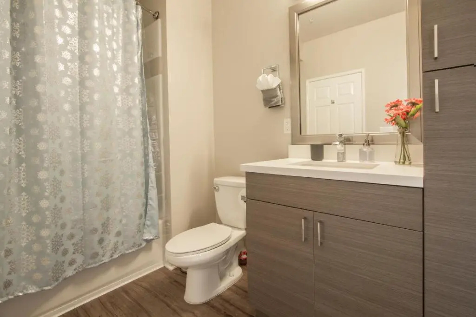 Marina Del Rey's Grand 2/2 Suite Pool View